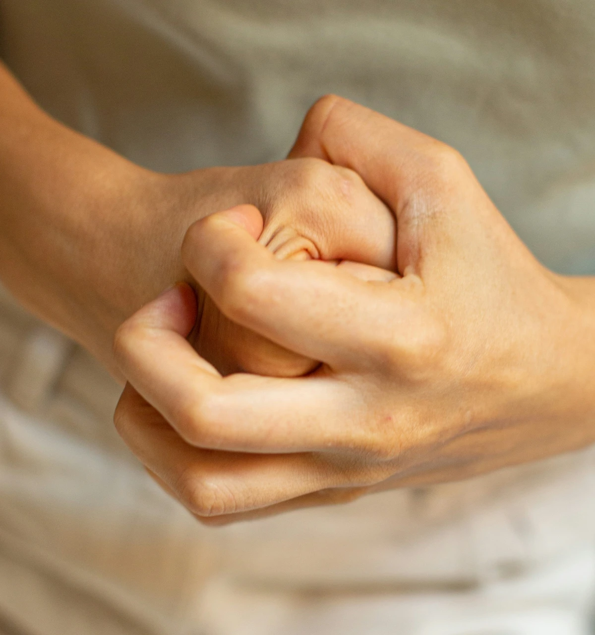 Hand-Knuckle-Finger-Joint-Crack